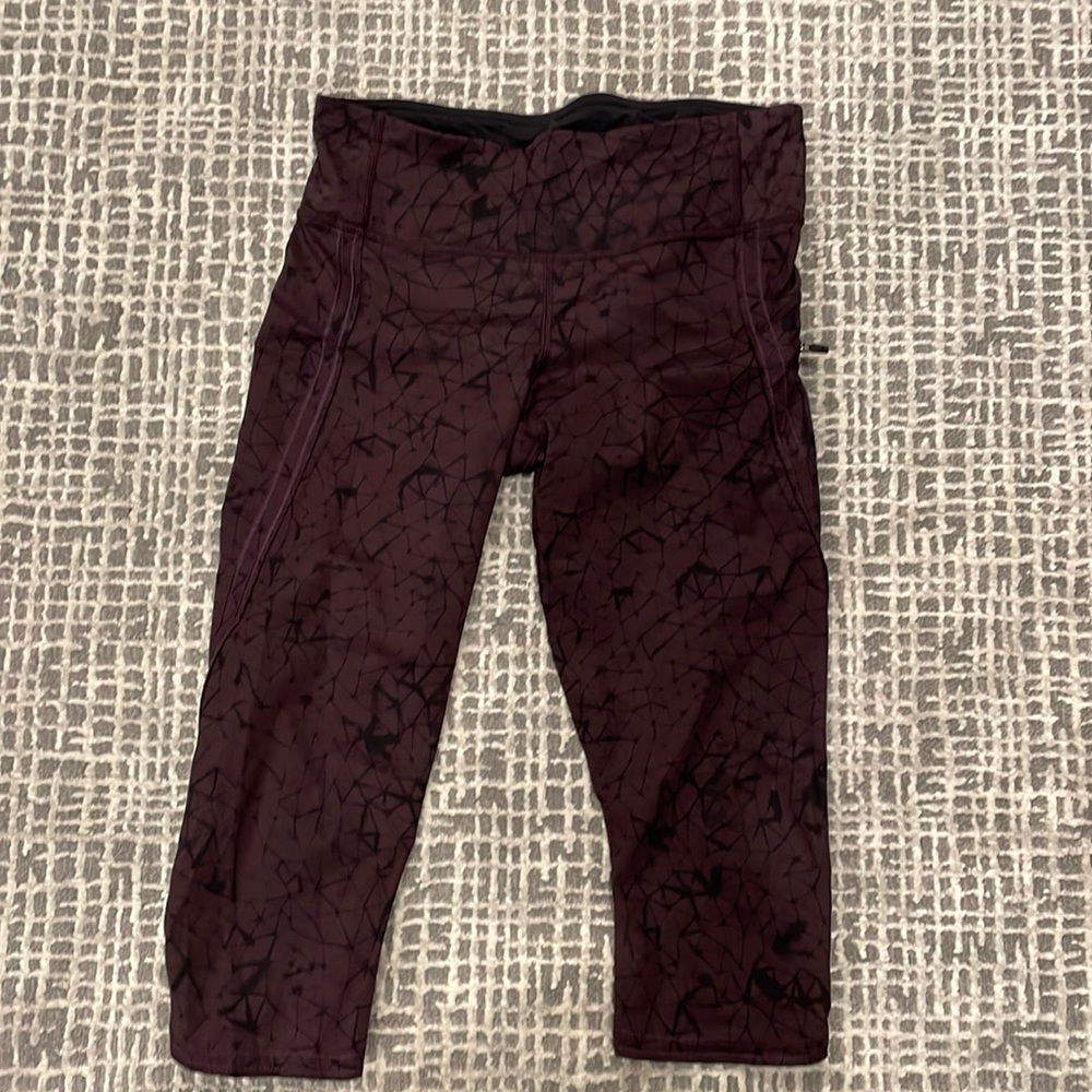 Lululemon like new Capri with side zip pocket